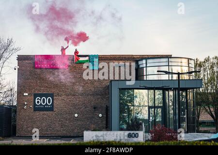 Bristol, Royaume-Uni. 13 avril 2021. Les militants de Palestine action occupent le toit du quartier général de Bristol à Elbit, dans les premières heures de mercredi matin. Des bannières accrochées au toit se lisaient comme suit : « le sang palestinien à but lucratif d’Elbit » et « cessez d’armer Israël ». Aztec West Business Park à Bristol, Royaume-Uni. Crédit: Vladimir Morozov/akxmedia. Credit: Vladimir Morozov/Alamy Live News Banque D'Images