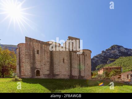 Vue sur l'abbaye catholique romaine (San Vittore alle Chiuse) dans la commune de Genga, Marche, Italie Banque D'Images