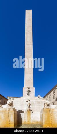 Admirez la célèbre fontaine obélisque sur la place (Piazza Federico II) dans la ville de Jesi. Marche, Italie (photo verticale) Banque D'Images