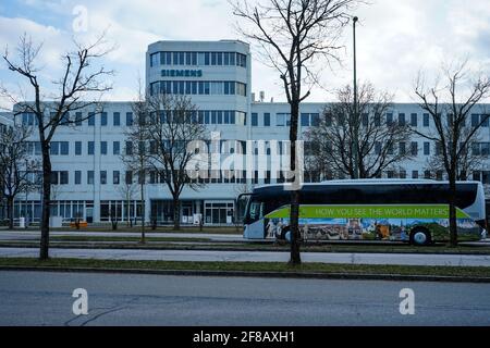 Munich, Neuperlach-Süd, Bavière, Allemagne, mars 7, 2021: Siemens location Munich Perlach (appelé Legoland). Vue depuis Otto-Hahn-Ring. Banque D'Images