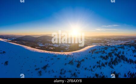 Vue aérienne des magnifiques pistes de montagne d'hiver Banque D'Images