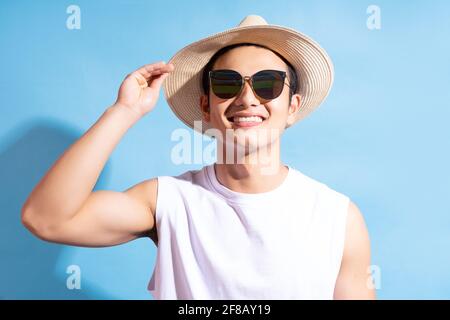 Portrait d'un homme asiatique élégant portant des lunettes de soleil, concept de vacances d'été Banque D'Images