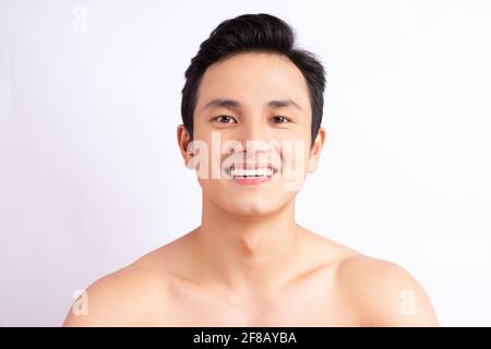 Portrait d'un bel homme asiatique souriant Banque D'Images