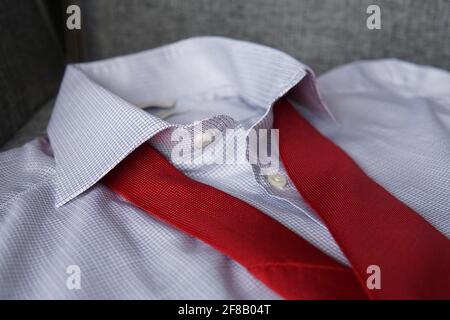 Cravate rouge sur une chemise blanche à carreaux Banque D'Images