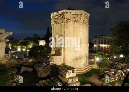 Prise de vue nocturne de la Tour illuminée des vents ou de l'Horologion d'Andronikos Kyrrrhéstes, tour d'horloge octogonale en marbre pentélique dans l'Agora romain Banque D'Images