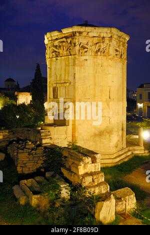 Prise de vue nocturne de la Tour illuminée des vents ou de l'Horologion d'Andronikos Kyrrrhéstes, tour d'horloge octogonale en marbre pentélique dans l'Agora romain Banque D'Images