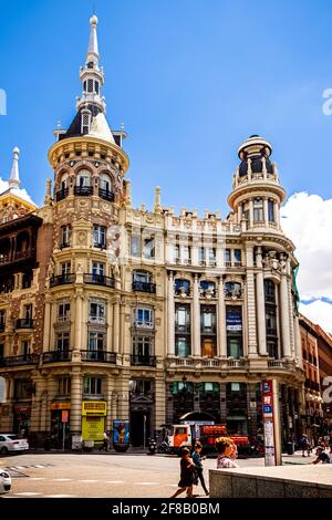 Madrid, Espagne - 14 mai 2017 : vue sur le bâtiment Meneses, un bâtiment historique situé sur la Plaza de Canalejas, place Canalejas. Banque D'Images