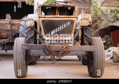SANTA MARIA CAPUA VETERE, ITALIE - 30 mars 2021 : tracteur Lamborghini dans le champ, Caserta, Italie, 30 mars 2021. Banque D'Images