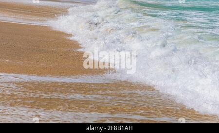 De fortes vagues sur l'une des plages de Dubaï Banque D'Images