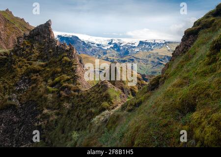 Volcan avec glacier en arrière-plan, un jour d'été. Glacier de Myrdalsjokull, vue depuis la vallée de Thorsmork, en Islande. Sentier de Laugavegur. Banque D'Images