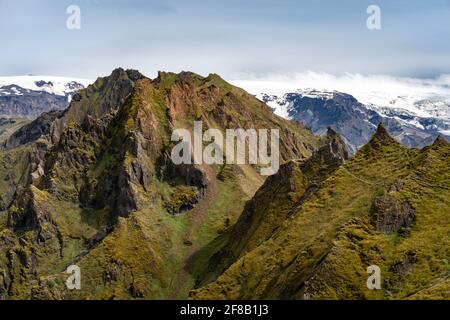 Volcan avec glacier en arrière-plan, un jour d'été. Glacier de Myrdalsjokull, vue depuis la vallée de Thorsmork, en Islande. Sentier de Laugavegur. Banque D'Images