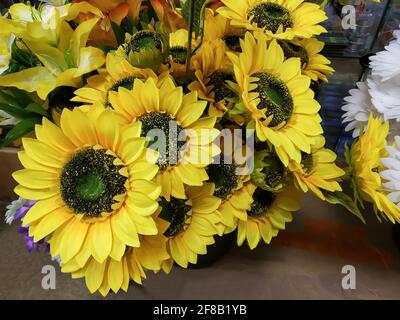 Fleurs artificielles.arrière-plan magnifique et lumineux. Photo couleur horizontale Banque D'Images