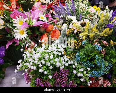 Fleurs artificielles.arrière-plan magnifique et lumineux. Photo couleur horizontale Banque D'Images
