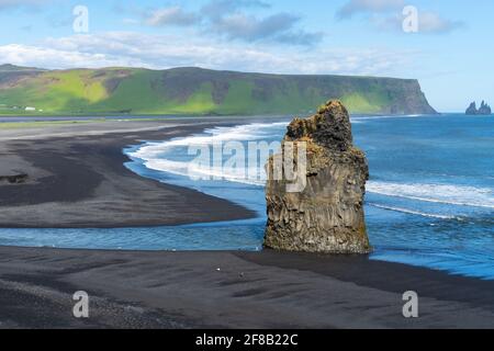 Black Snad Beach à Vik, Islande. Grand rocher de solitaire avec l'océan en arrière-plan. Magnifique paysage islandais. Banque D'Images