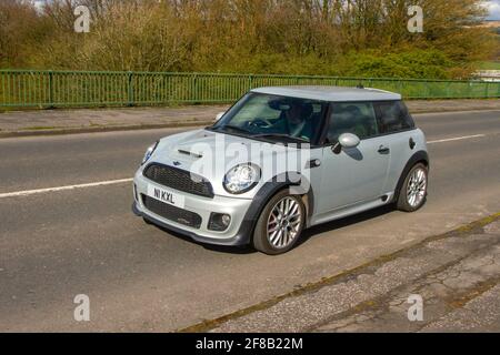 2012 Mini John Cooper Works; véhicules en mouvement, voitures, conduite de véhicules sur les routes britanniques, moteurs, conduite sur le réseau routier de l'autoroute anglaise M6 Banque D'Images