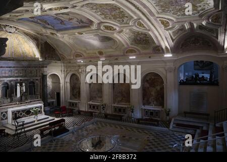 Naples - Scorcio della cripta della Basilica di Santa Maria Alla Sanità dalla cappella sinistra Banque D'Images