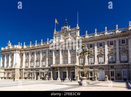 Madrid, Espagne - 14 mai 2017 : belle vue sur la façade sud du Palais Royal. Palacio de Oriente, monument de Madrid, Espagne. Banque D'Images