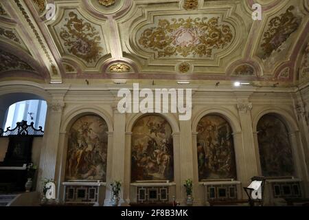 Napoli - Altari di sinistra della cripta della Basilica di Santa Maria alla Sanità Banque D'Images