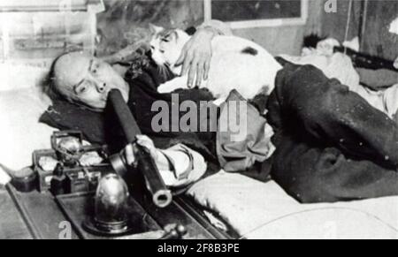 Photo d'un homme chinois qui fume de l'opium avec son chat à San Francisco. C'est devenu une carte postale souvenir la plus vendue. Banque D'Images