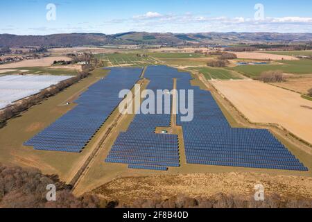 Vue aérienne depuis un drone de panneaux solaires dans une ferme d'énergie solaire en Écosse, au Royaume-Uni Banque D'Images