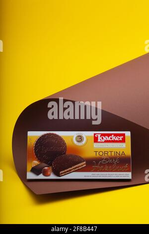 Prague, République tchèque - 10 mars 2021: TORTINA LOACKER Napolitaner wafers.Loacker est une société italienne basée dans le Tyrol du Sud, produisant des wafers, Choco Banque D'Images