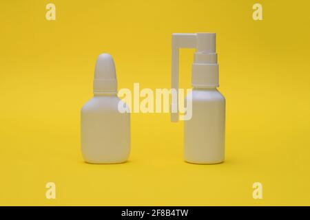 Spray nasal et spray pour la gorge gros plan. Médicaments contre la grippe et le rhume. Banque D'Images
