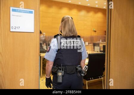 Bielefeld, Allemagne. 13 avril 2021. Une femme judiciaire se trouve dans une salle d'audience du tribunal de district. C'est le début du procès au sujet d'un combat devant une discothèque sous des mesures de sécurité accrues. Cinq hommes âgés de 28 à 40 ans sont accusés. Le bureau du procureur accuse les membres d'une famille élargie de violations particulièrement graves de la paix. En plus des coups de poing et de pied, plusieurs coups de feu ont été tirés. Le tribunal de district a fixé plus de 60 dates jusqu'en janvier 2023. Credit: Friso Gentsch/dpa/Alay Live News Banque D'Images