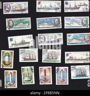 URSS - vers 1980: Une série de timbres-poste.Sous-marins, navires et brise-glace.Le navire est sur le timbre.Collage avec transport maritime ancien.Dessin sur un ancien tampon. Banque D'Images