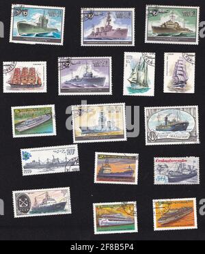 URSS - vers 1980: Une série de timbres-poste.Sous-marins, navires et brise-glace.Le navire est sur le timbre.Collage avec transport maritime ancien.Dessin sur un ancien tampon. Banque D'Images