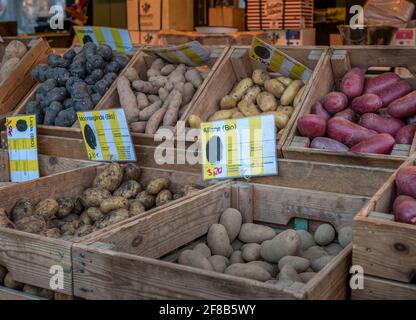 Tenez-vous debout avec les pommes de terre sur le Viktualienmarkt à Munich, Bavière, Allemagne, Europe Banque D'Images