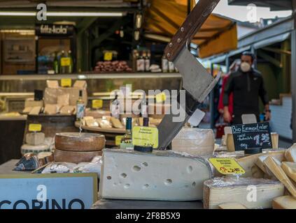 Assiette de fromages sur le Viktualienmarkt à Munich, Bavière, Allemagne, Europe Banque D'Images