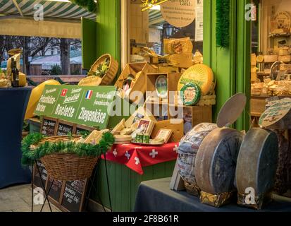 Assiette de fromages sur le Viktualienmarkt à Munich, Bavière, Allemagne, Europe Banque D'Images