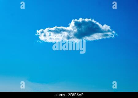 Un seul nuage blanc isolé du ciel bleu profond Banque D'Images