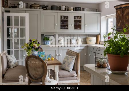 Cuisine de style shaker avec bancs Gustavian dans les années 1930 West Sussex rénovation côtière.