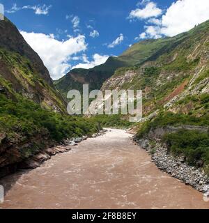 Rio Apurimac, Apurimac est la partie supérieure du longiste et la plus grande rivière amazonienne, vue du sentier de randonnée Choquequirao, région de Cuzco, Andes péruviennes Banque D'Images