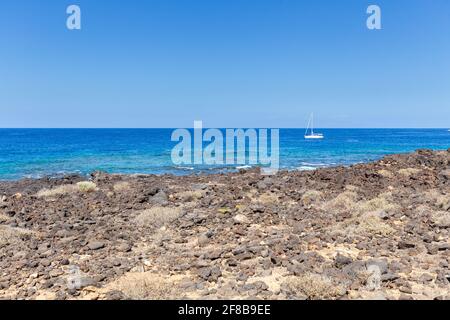 Rochers volcaniques sur la côte de l'île des canaries Banque D'Images