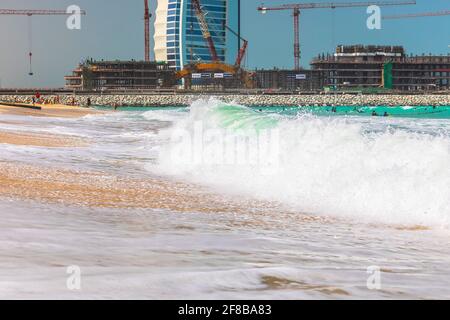 Dubaï, Émirats Arabes Unis - 04 mars 2021 : de fortes vagues sur l'une des plages de Dubaï Banque D'Images