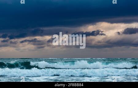 Vagues de la mer Méditerranée pendant la tempête. Banque D'Images