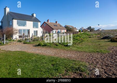 Maisons sur la plage au hameau côtier de Shingle Street, Suffolk, Angleterre, Royaume-Uni Banque D'Images