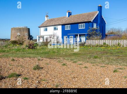 Maisons mitoyennes sur la plage à Shingle Street, Suffolk, Angleterre, Royaume-Uni - Tour Martello en arrière-plan Banque D'Images