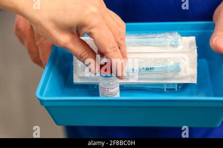 Le vaccin Moderna Covid-19 est préparé au centre de vaccination du stade Madejski à Reading, dans le Berkshire. Le vaccin Moderna est le troisième à être approuvé pour utilisation au Royaume-Uni et est maintenant administré à des patients en Angleterre. Date de la photo: Mardi 13 avril 2021. Banque D'Images