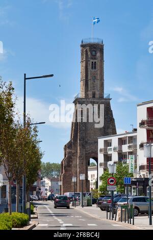 Calais, France - juin 22 2020 : le Tour du Guet est une tour de guet du XIIIe siècle située sur la place d'armes derrière l'Hôtel de ville. Banque D'Images