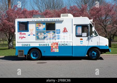 Un camion de crème glacée Mister Softee stationné dans le parc Flushing Meadows Corona à Queens, New York. Banque D'Images