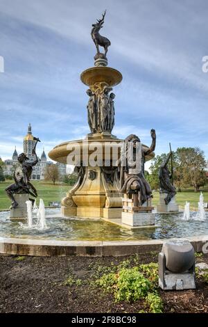 Corning Fountain, Bushnell Park, Hartford, Connecticut, avec le capitole de l'État en arrière-plan. Banque D'Images