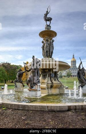 Corning Fountain, Bushnell Park, Hartford, Connecticut, avec le capitole de l'État en arrière-plan. Banque D'Images