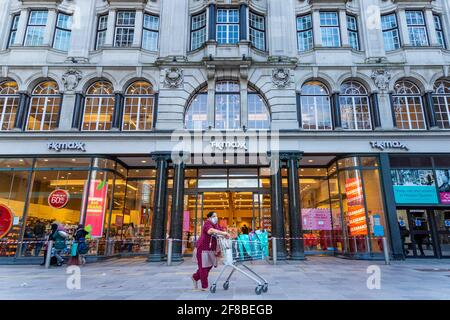 Cardiff, pays de Galles, Royaume-Uni - 12 avril 2021 : un acheteur quitte le magasin TK Maxx, dans le centre-ville de Cardiff, ce soir. Banque D'Images