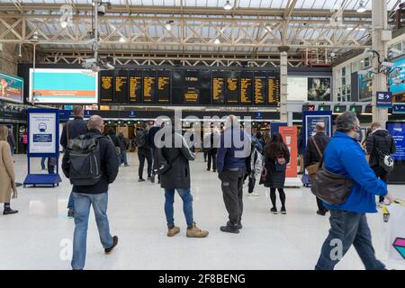 Les navetteurs prennent des trains à la gare de London Charing Cross quand le confinement facilite la réouverture de magasin non essentiel, pub, restaurants, Royaume-Uni Banque D'Images