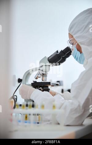 Femme scientifique examinant un échantillon de vaccin contre le coronavirus Banque D'Images