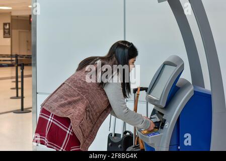 Jeune femme d'Amérique latine à l'aéroport Pearson, Toronto, Canada Banque D'Images