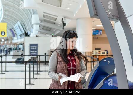 Jeune femme d'Amérique latine à l'aéroport Pearson, Toronto, Canada Banque D'Images